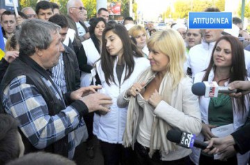 Campanie mai sexy nu se poate! Candidata Elena Udrea şi-a scos sânii în faţa simpatizanţilor săi